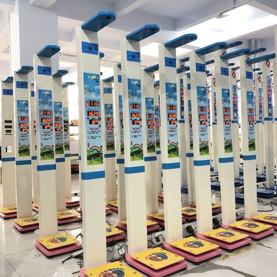 Escala avançada de cadeiras infantis para monitoramento preciso da altura e do peso nos hospitais