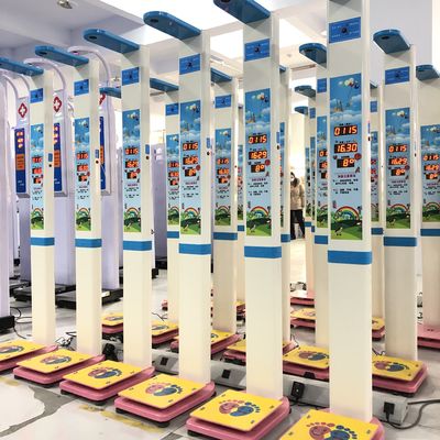 Escala avançada de cadeiras infantis para monitoramento preciso da altura e do peso nos hospitais