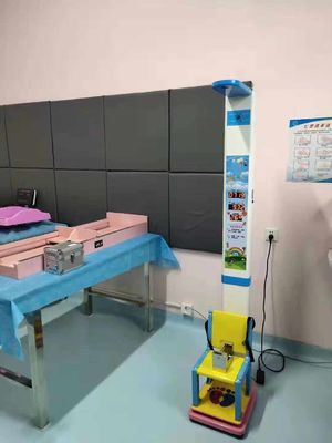 Escala avançada de cadeiras infantis para monitoramento preciso da altura e do peso nos hospitais