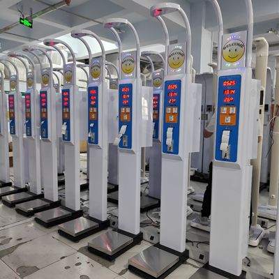 Tamanho de embalagem conveniente Escala digital operada por moeda para medição de altura e peso