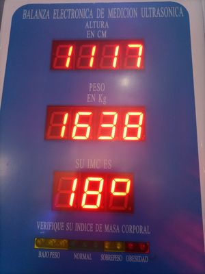 Máquina de medição de altura e peso para avaliações médicas precisas